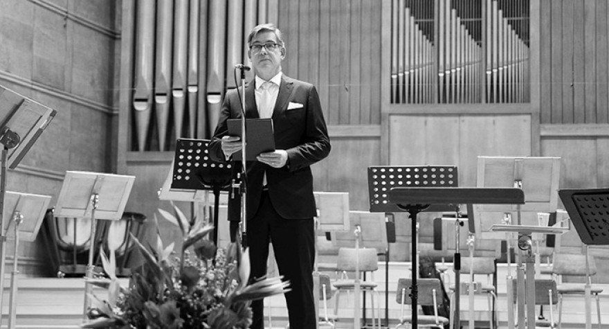 Наградата на Нов симфоничен оркестър за изключителен принос в развитието