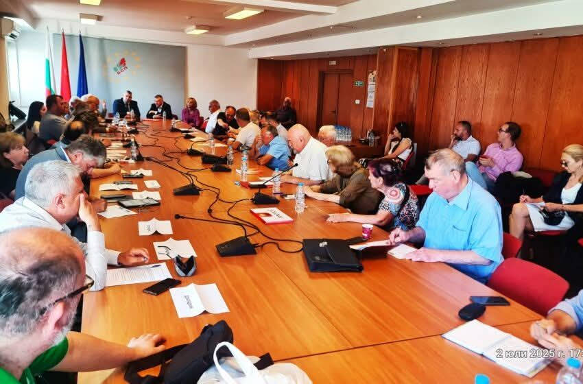 Експерти участници в кръгла маса Ролята на колективното начало и