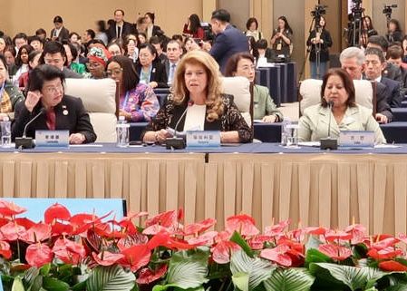 Вицепрезидентът Илияна Йотова е на посещение в Пекин където представя