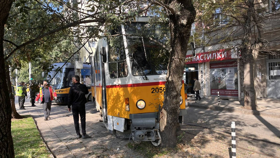 Два трамвая с номера 1 и 6 се сблъскаха на