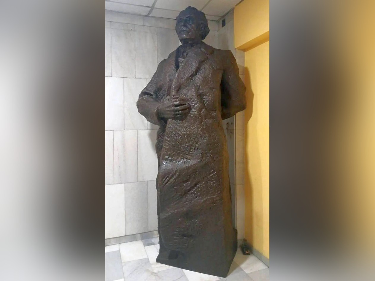 Скулптура на Георги Димитров бе поставена във фоайето на централата