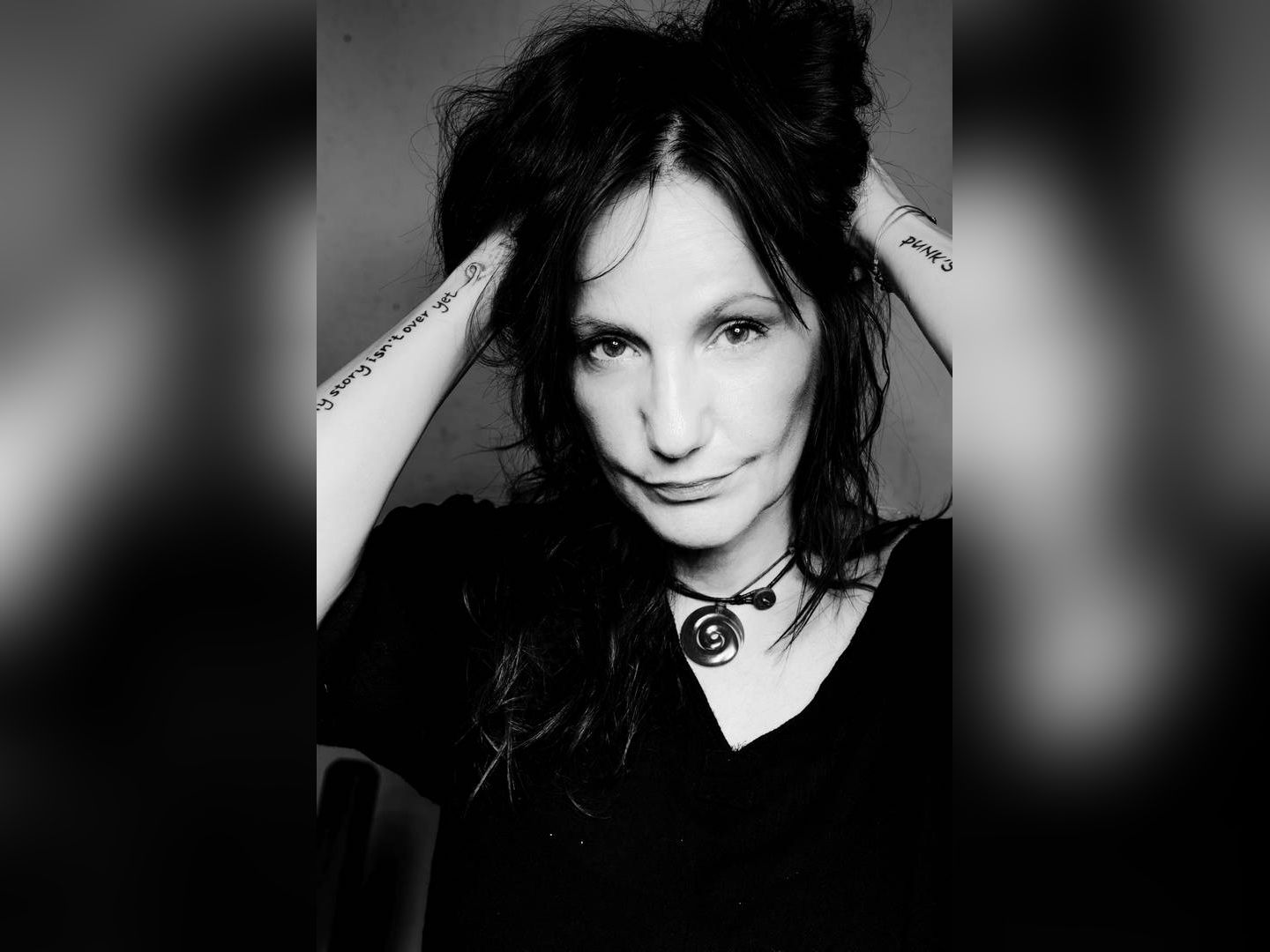 Хората се опитват да бъдат човеци докато светът ги кара