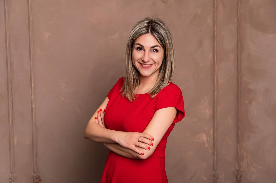 ДИЛЯНА КОЧЕВА е родена в София Завършила е Руска филология