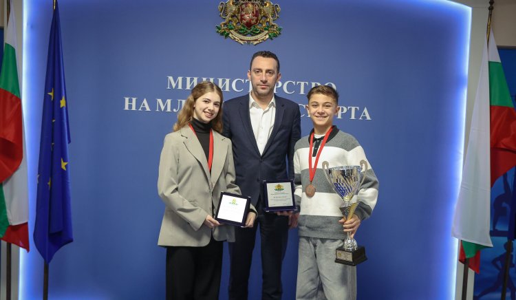 Министър Пешев награди младите ни състезатели Кристиян Дончев и Мартина