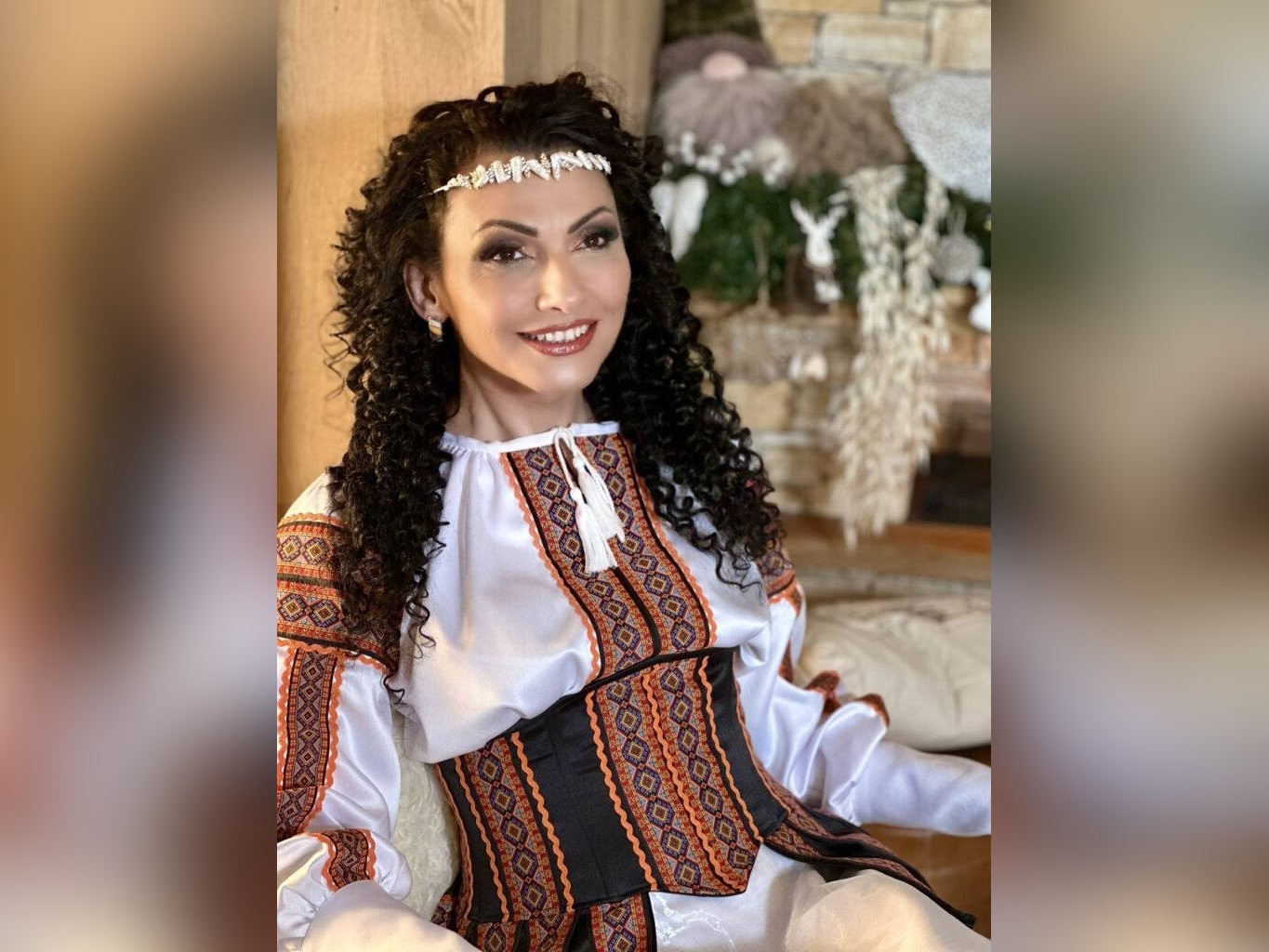 Фолклорната изпълнителка на Ара мюзик Галина Димитрова поднася по случай