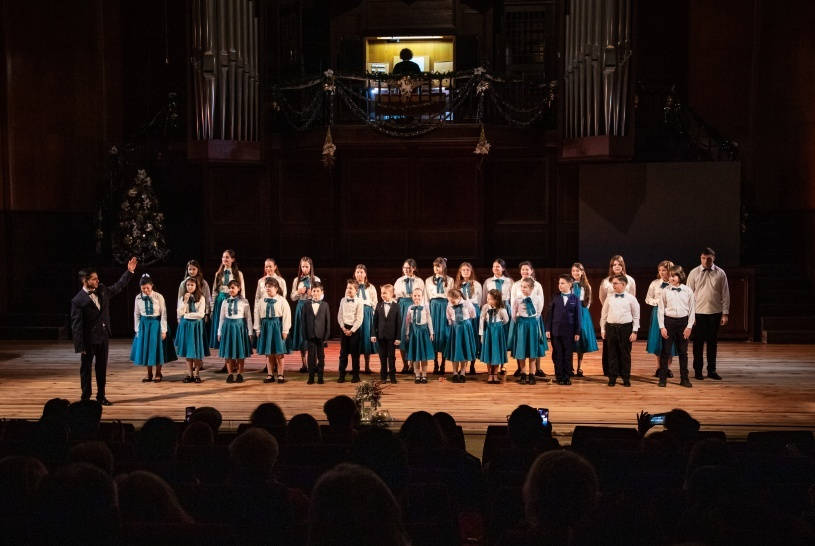 Тържествено поднасяне на цветя пред барелефа на Захари Медникаров дългогодишен