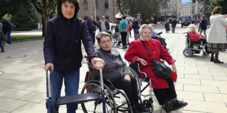 Поне засега някои от помощите за нуждаещите се остават колкото