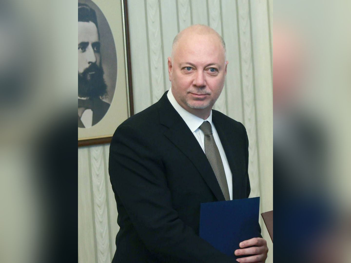 Президентът Румен Радев връчи вчера първия мандат за съставяне на