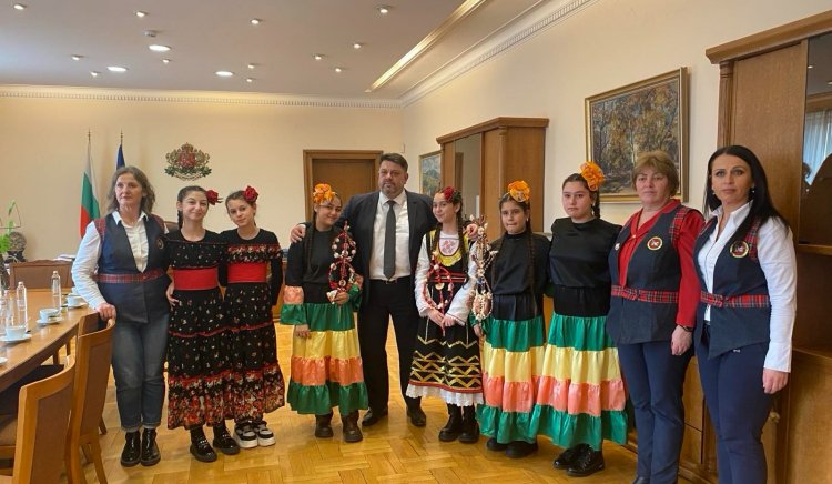 Деца от самоковското училище ОУ Христо Максимов по повод ромската