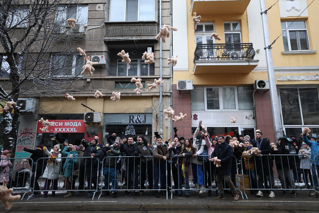 С плюшени зайчета и искане за оставка се проведе пореден