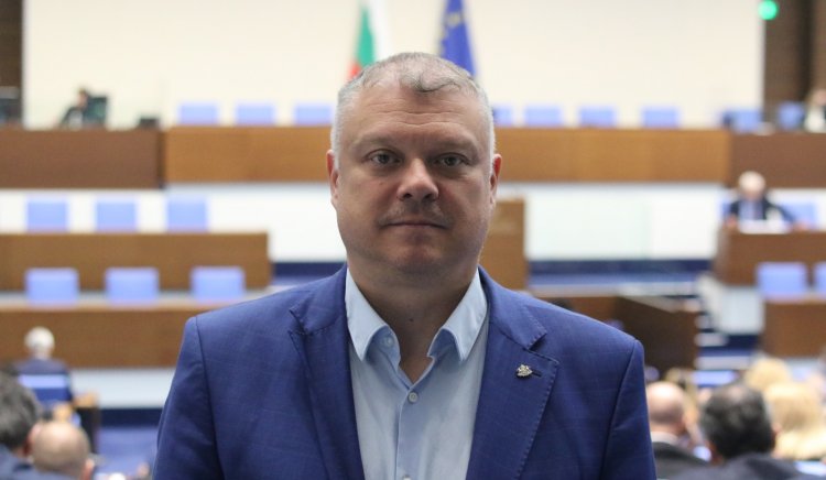 Адмирирам че президентът Илияна Йотова не претупва процедурата и ще