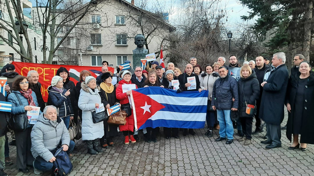 В столицата десетки приятели на Куба кубинци живеещи в България