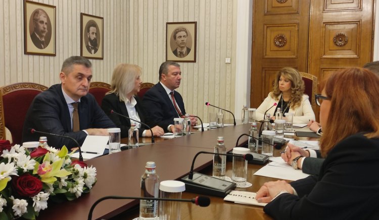 Държавният глава е ограничен и няма свободна воля при избора