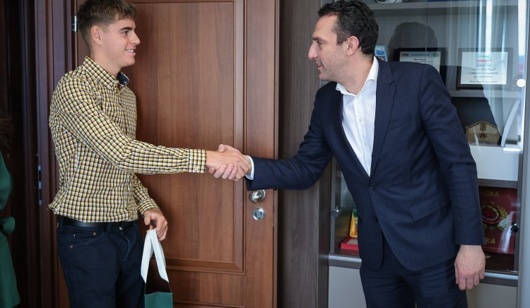 Министърът на младежта и спорта връчи почетен плакет на тенисиста