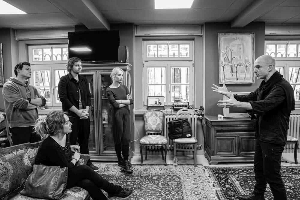 Петдесет актьори от трупата на Народния театър се явиха на