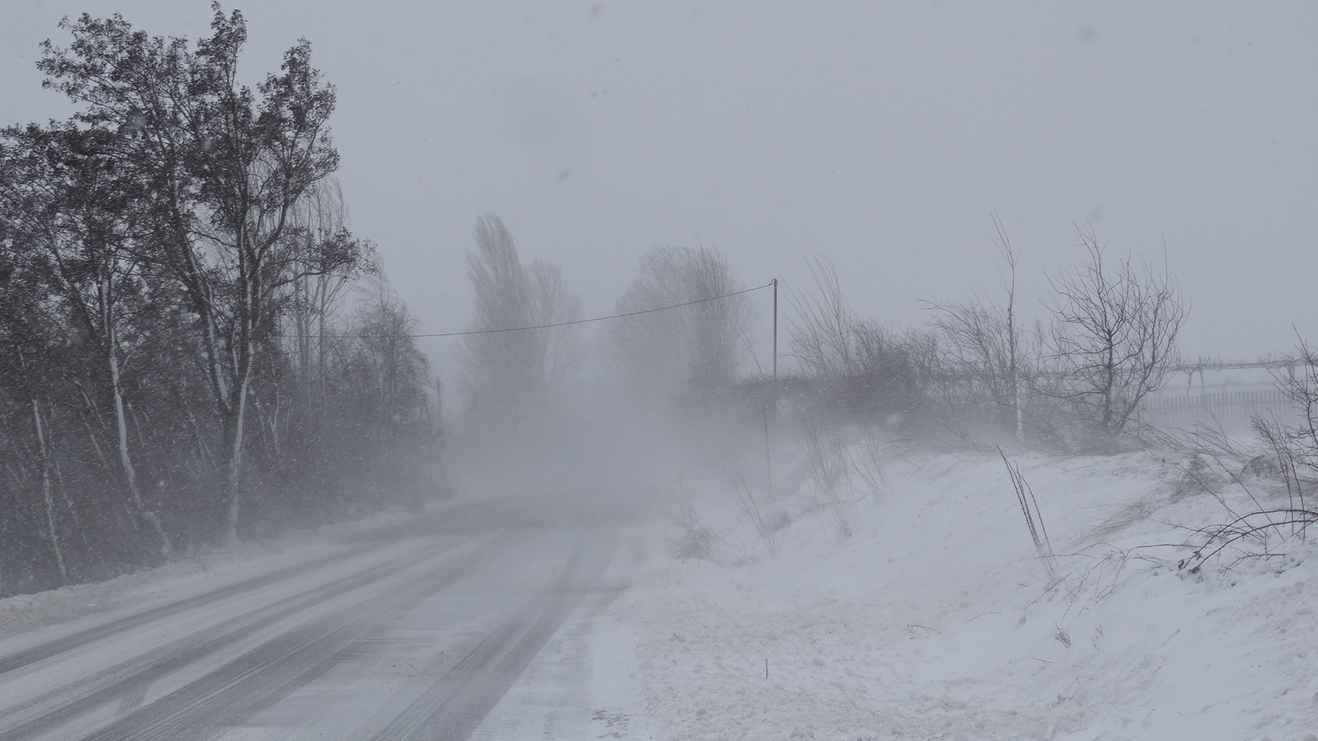 Над 440 снегопочистващи машини обработват настилките по републиканските пътища Трасетата