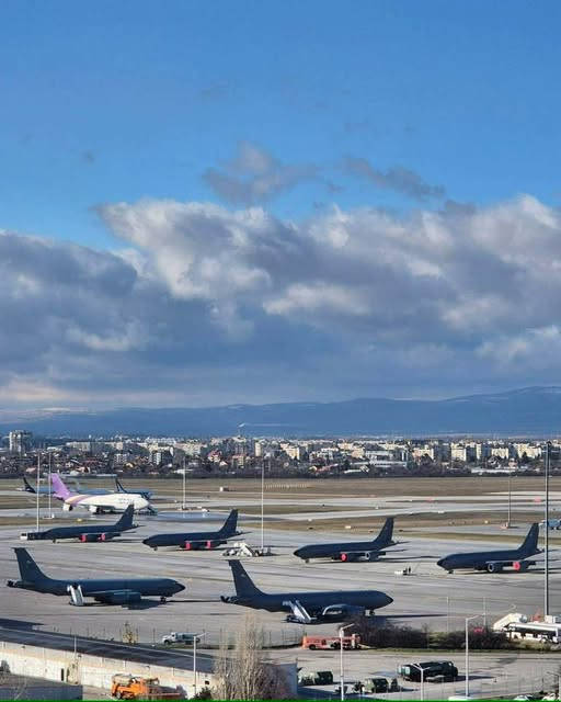 Американски военни самолети са напълнили Летище Васил Левски За това