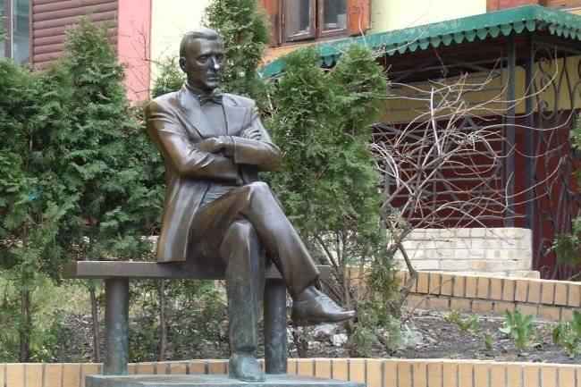 В Киев е демонтиран паметникът на Михаил Булгаков пред музея