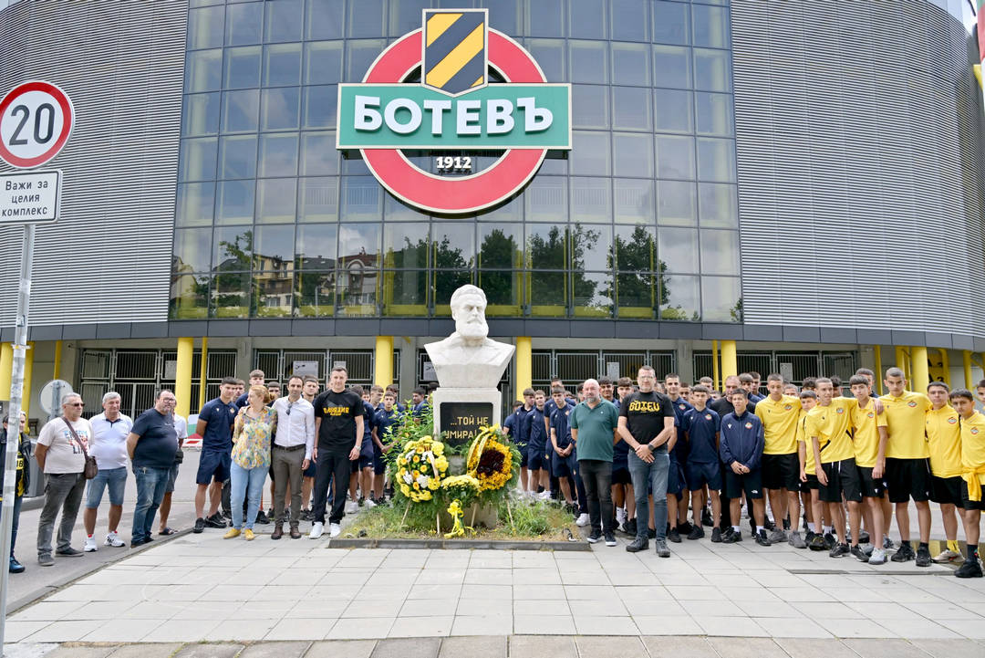 От Ботев Пд разкриха че се бави довършването на стадион