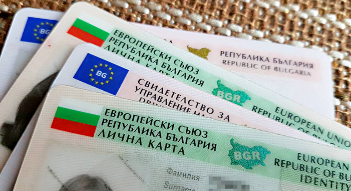 Гръцката полиция разби мрежа за печатане на фалшиви документи включително
