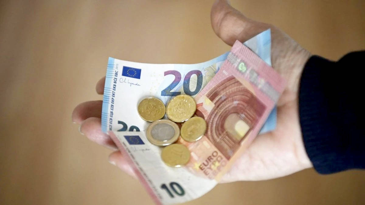 Кабинетът замразява минималната заплата на 620 20 евро за целия