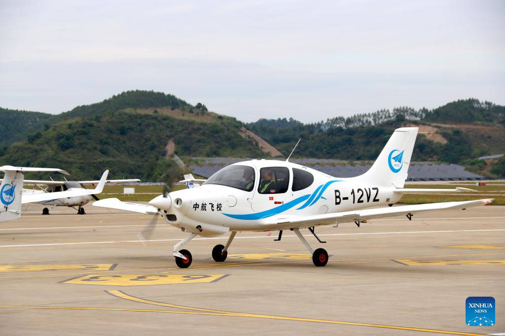 Лек самолет от модел Sunward SA60L Aurora се разби в