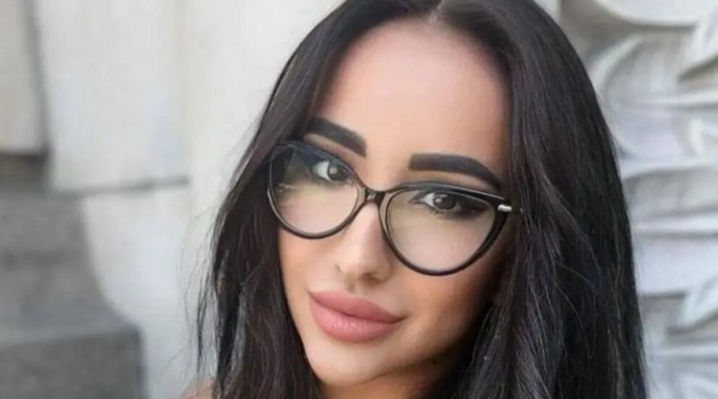 В петък тя е била задържана и конвоирана до затвора