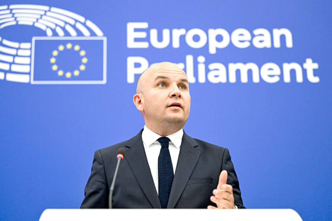Очаквано евродепутатите не свалиха имунитета на българския си колега Илхан