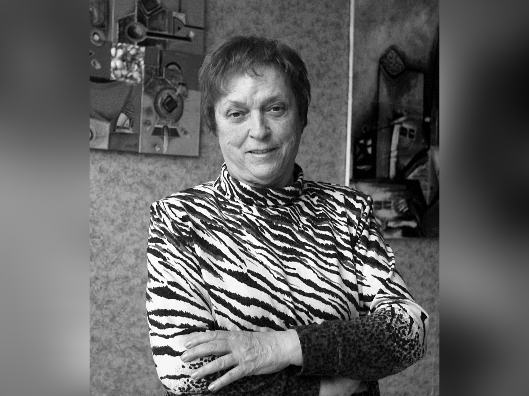 НАДЕЖДА ЗАХАРИЕВА е родена на 3 ноември 1944 г Завършва