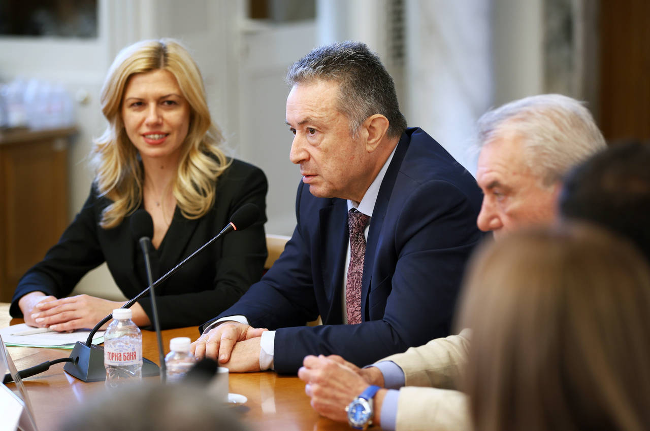 Конституцията предписва но сама по себе си нищо не гарантира