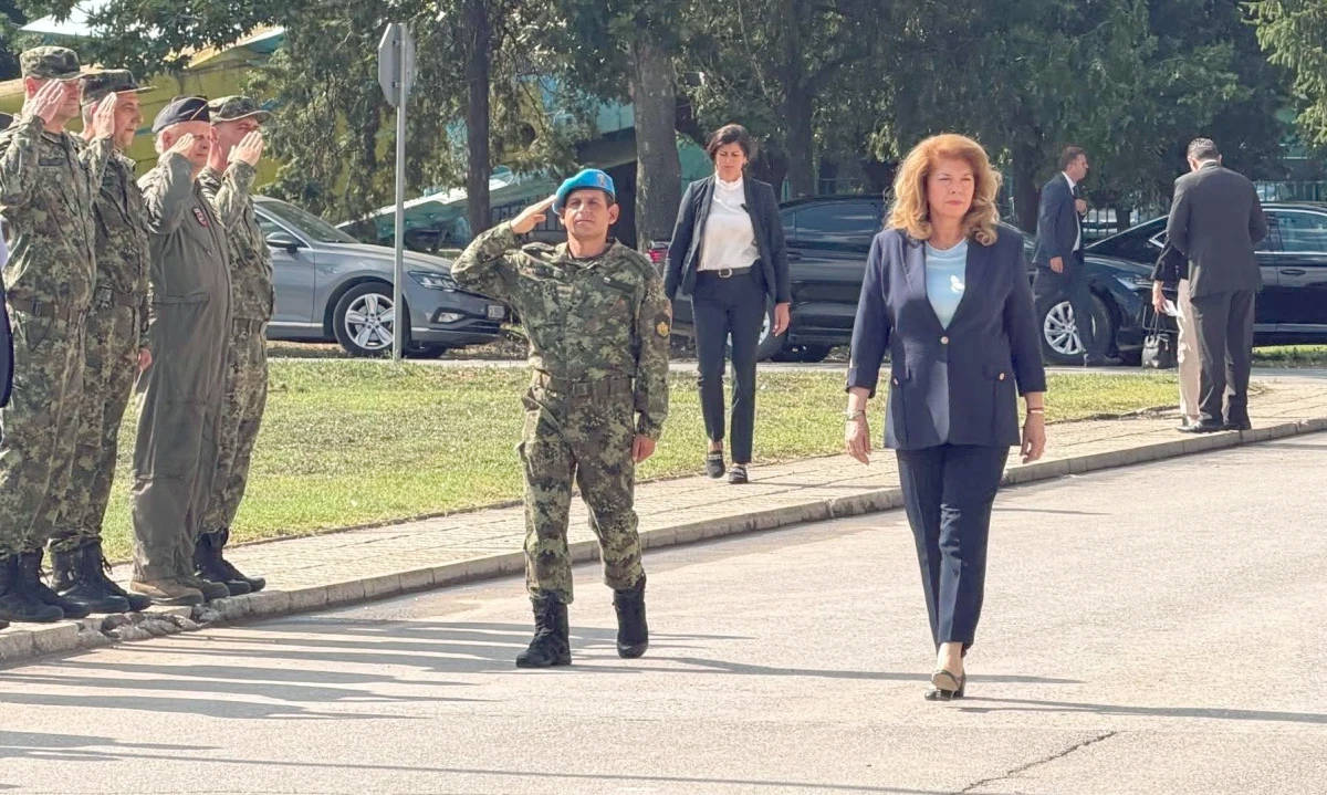 Пребиваването на самолетите цистерни в авиобаза Безмер не ни прави