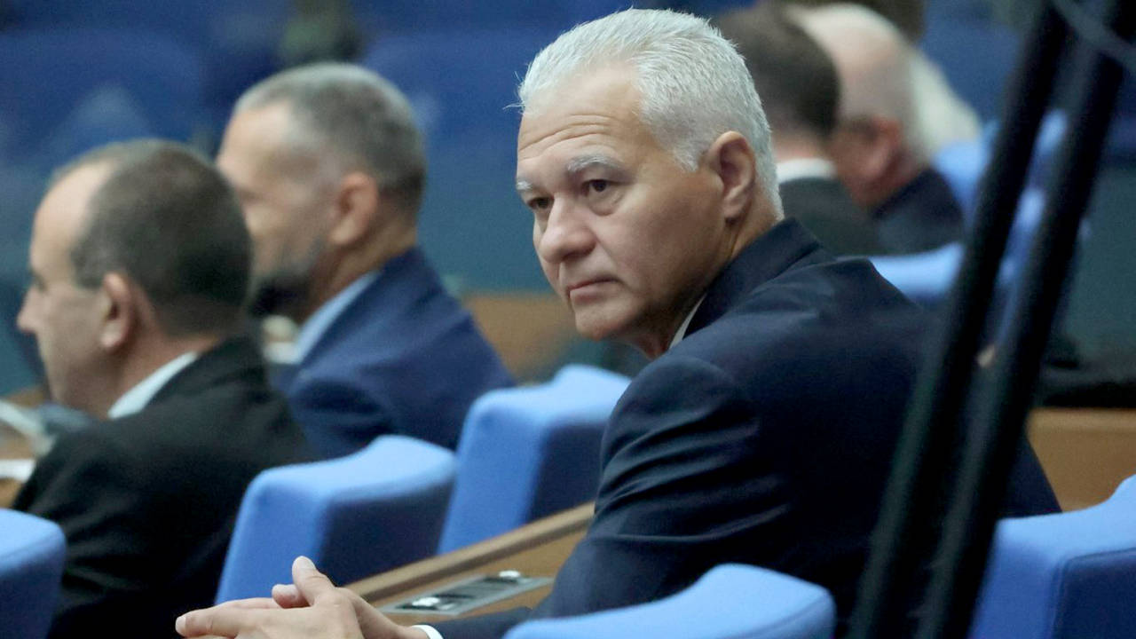Със 175 гласа за 34 против и 12 въздържал се