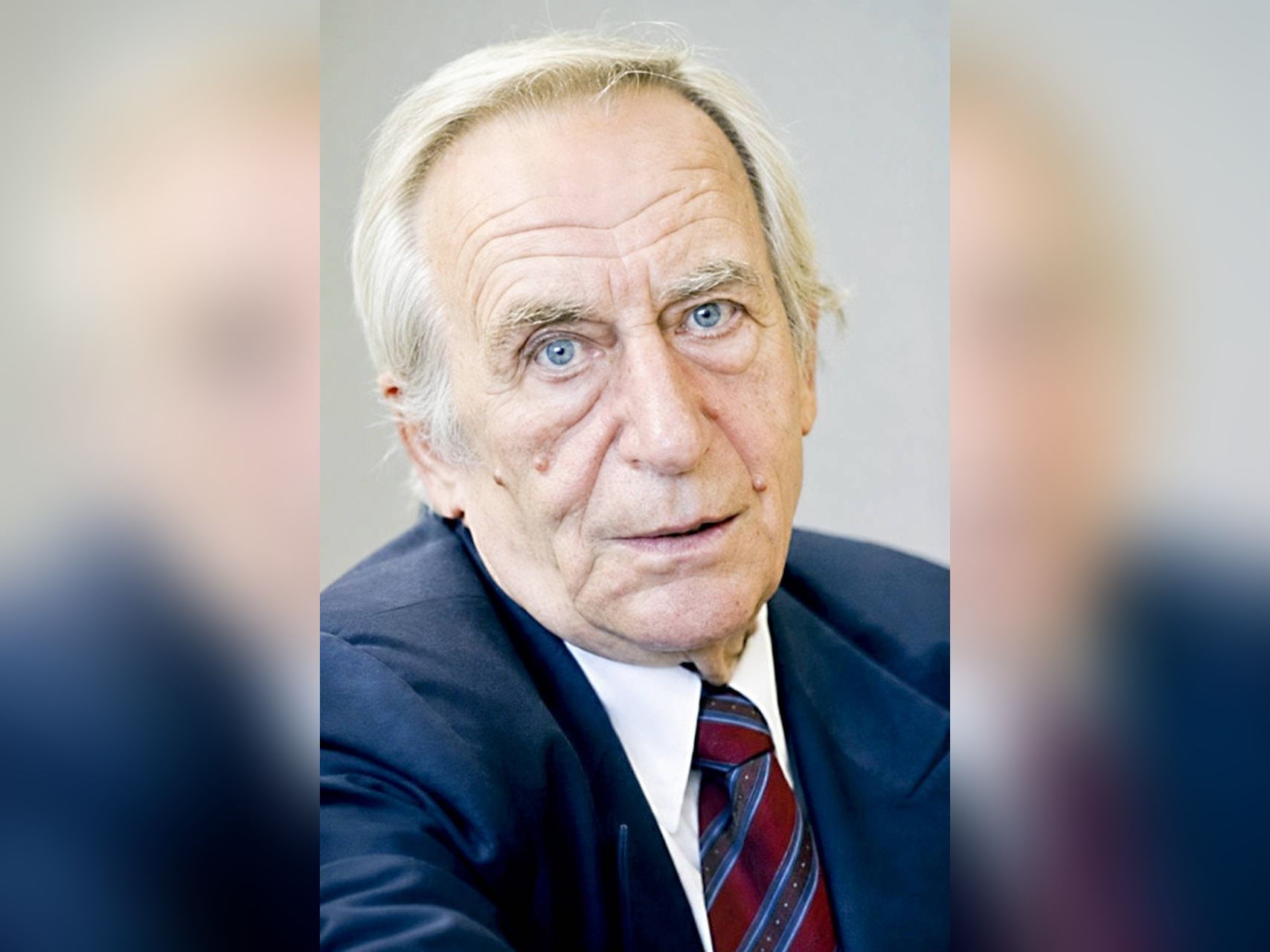 ЛЪЧЕЗАР ЕЛЕНКОВ е роден в село Горни Лом община Чупрене